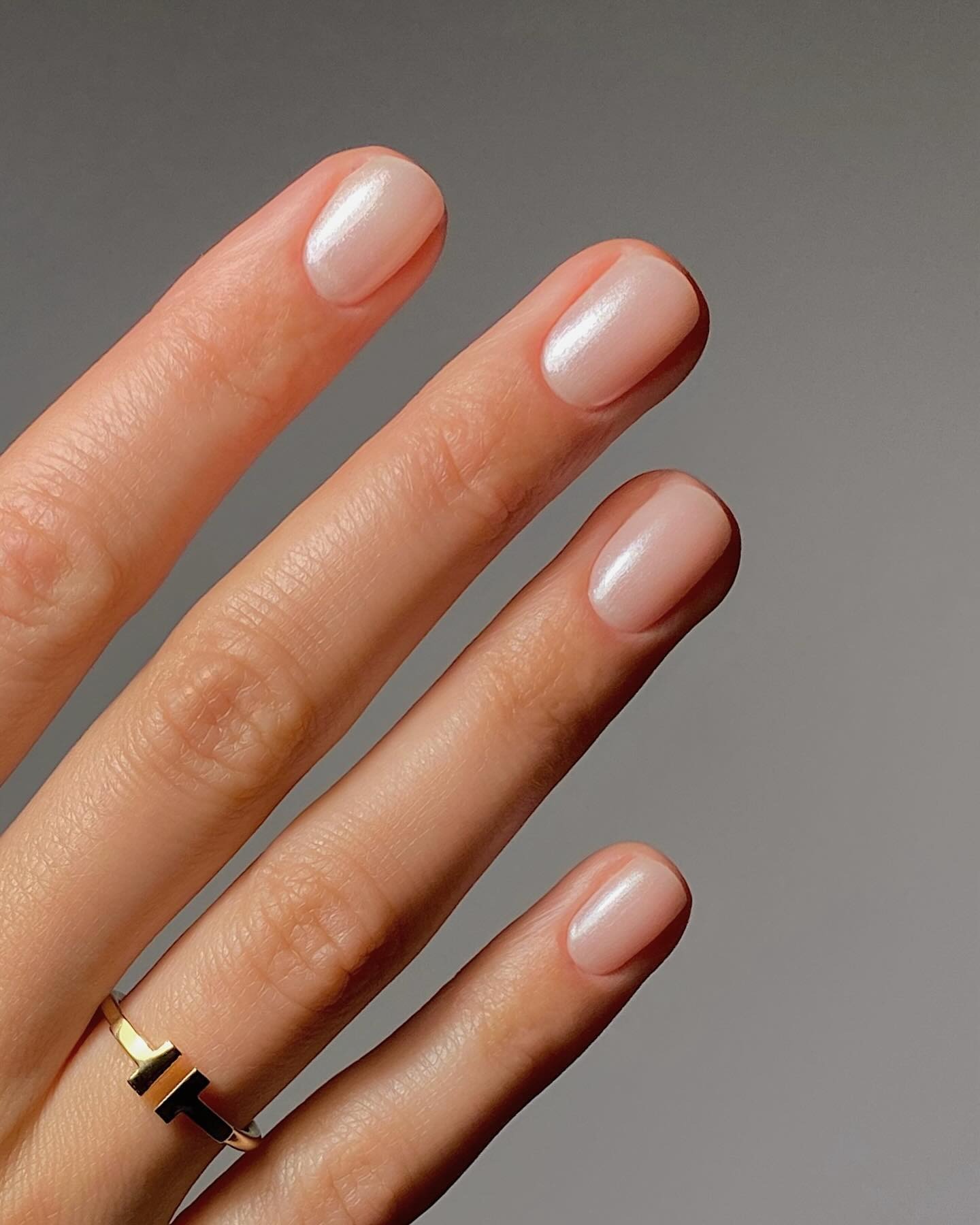 A close=up picture of organza nails on short nails