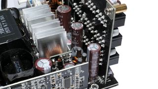 Antec Signature Titanium 1000W Filtering caps