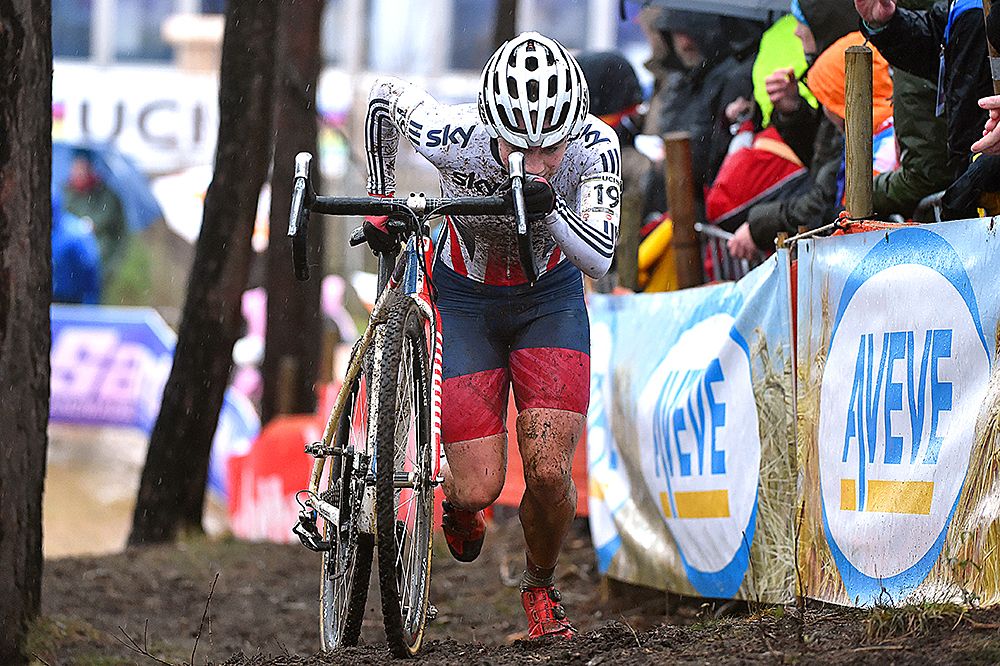 Evie Richards (Great-Britain) running toward her world championships title in Zolder