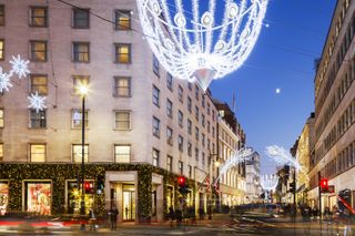 Las luces navideñas iluminan la nueva Bond Street al atardecer en Mayfair, Londres