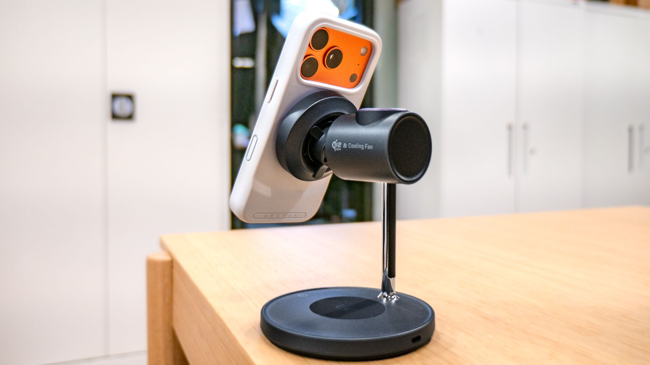 من این شارژر MagSafe را آزمایش کردم که به طور فعال آیفون من را به مدت یک ماه خنک می کرد و در حال حاضر 38٪ تخفیف دارد.