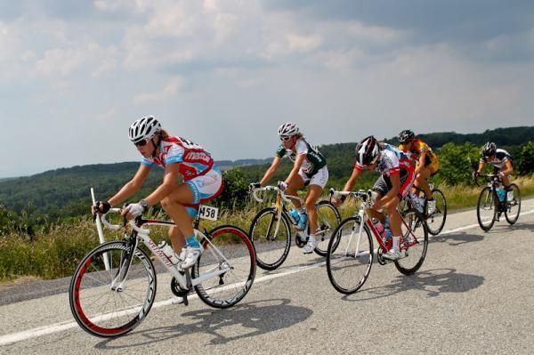 The women's break starts to get organized.