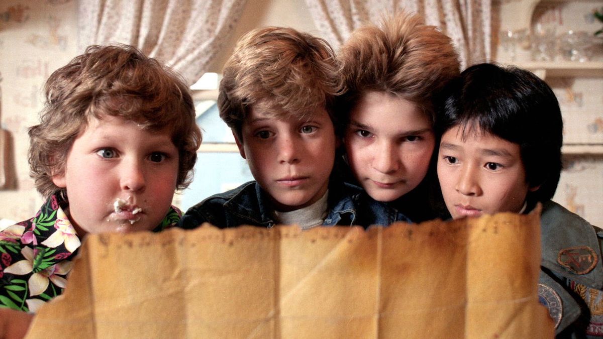 Rare Video Shows The Goonies Cast In Hawaii Bugging Their Director, Who Flew There After The Shoot To Get A Break From The Kids