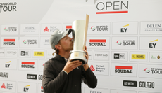 Kristoffer Reitan kisses the Soudal Open trophy