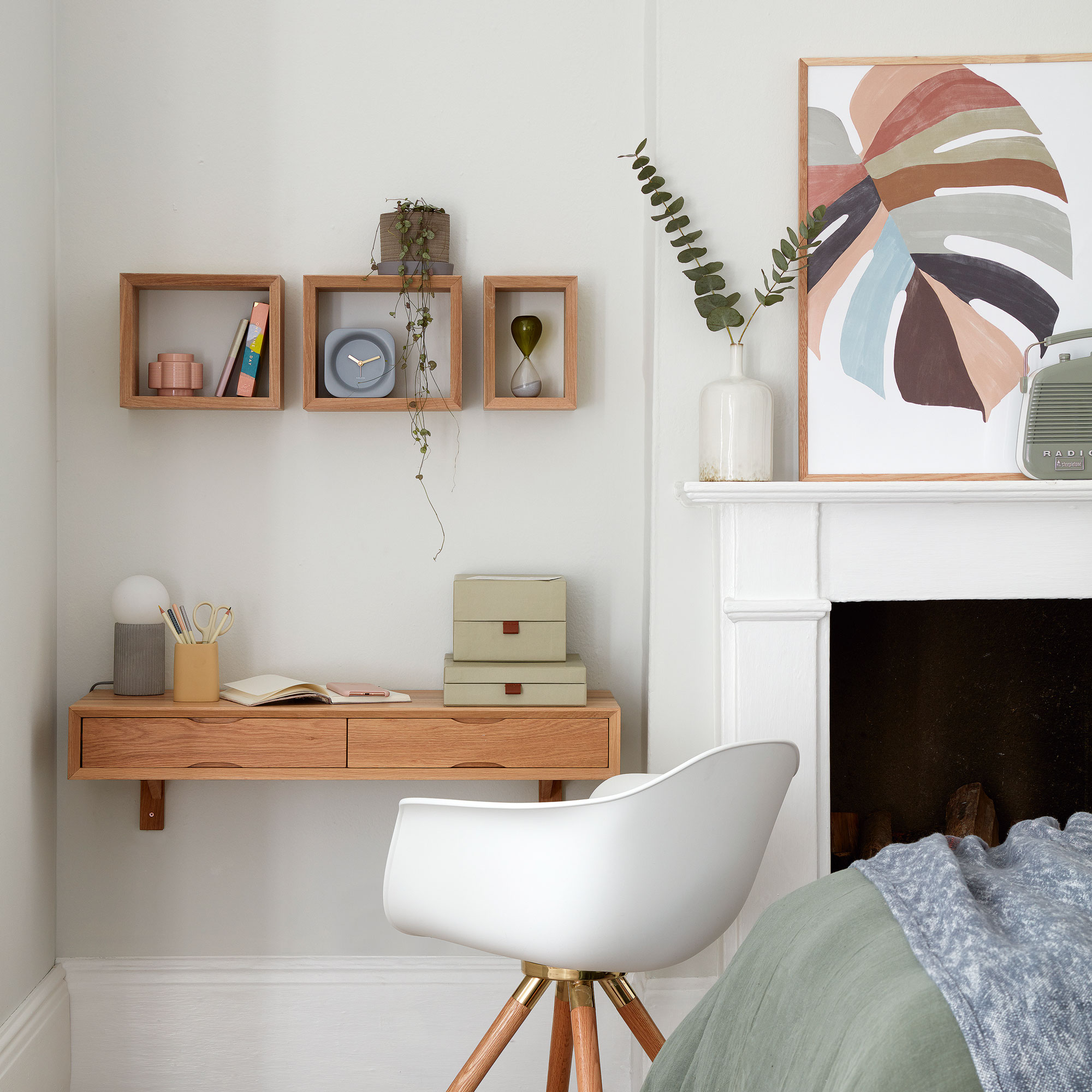 White room with desk built into the alcove