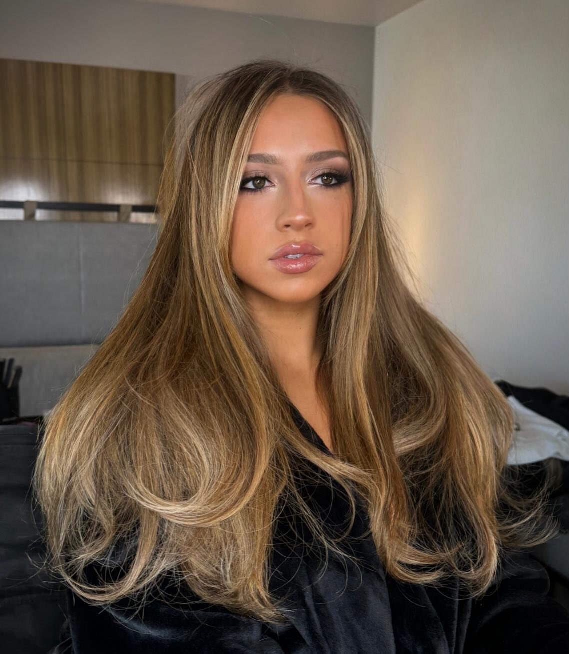 Tate McRae with Biscoff bronde hair.