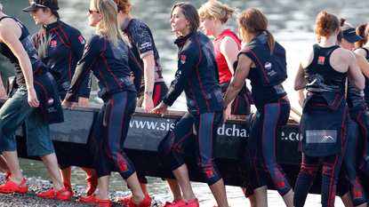 ate Middleton (c) takes part in a training session with The Sisterhood cross channel rowing team on the River Thames on August 01, 2007 in London, England. The team are taking part in a cross-channel dragon boat race later this month. (Photo by Max Mumby/Indigo/Getty Images)