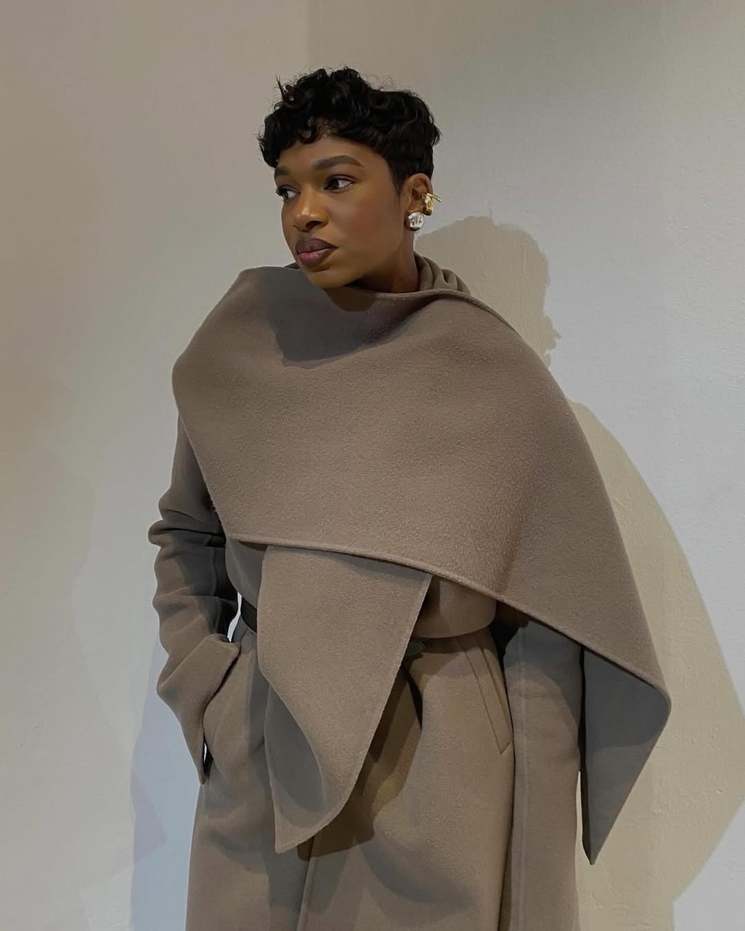 @thevisuelofgrace wears a scarf coat