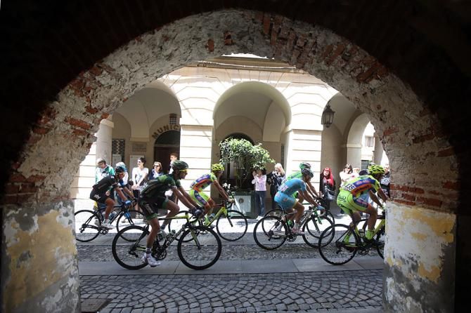 Riders head to the start