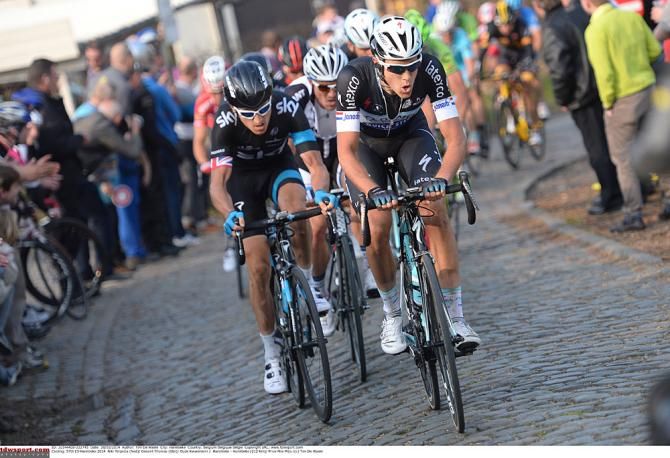 Niki Terpstra leads Geraint Thomas