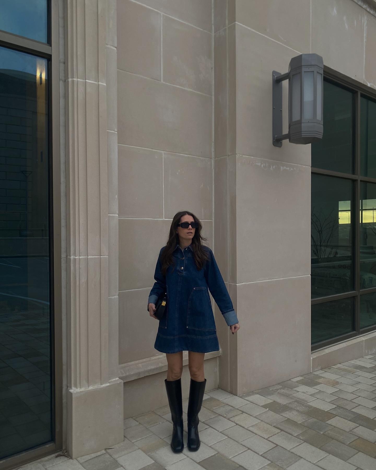 Brooke's trend in denim. She paired her Aligne denim dress, knee-high boots and Sunny. She is exploring distance from the latest images on Instagram.