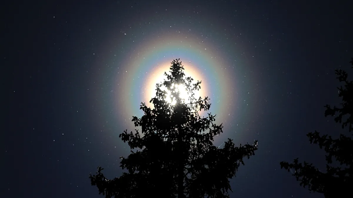 Shining rainbow rings around the sun Ca5k3S6gnEGKTwEKMoAdLZ-1200-80.jpg