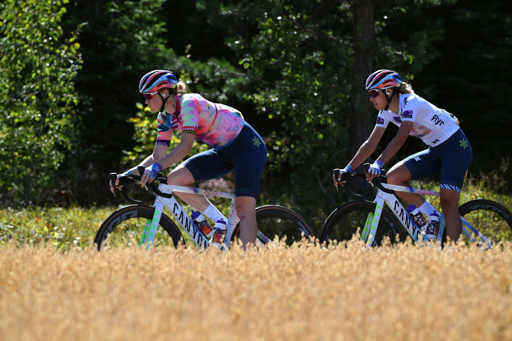 NOREFJELL NORWAY AUGUST 13 LR Sarah Roy of Australia and Team CanyonSRAM Racing and Shari Bossuyt of Belgium and Team CanyonSRAM Racing White Best Young Jersey compete during the 8th Tour of Scandinavia 2022 Battle Of The North Stage 5 a 1274km stage from Vikersund to Norefjell 791m UCIWWT tourofscandinavia TOSC22 on August 13 2022 in Norefjell Norway Photo by Luc ClaessenGetty Images