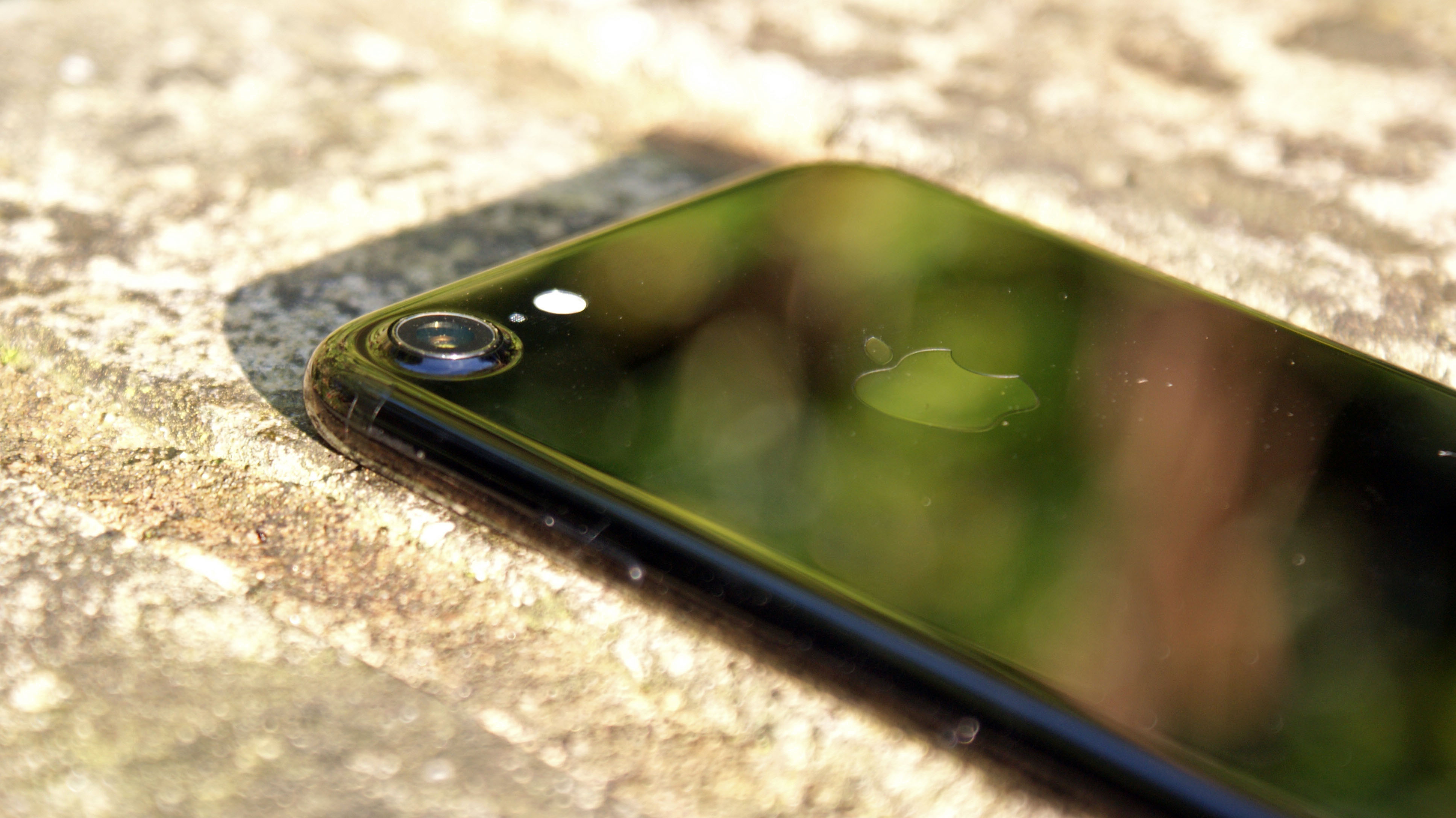 Analyst predicts iPhone 8 will have a glass back