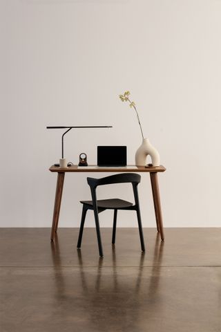Minimalist Oakywood desk with chair