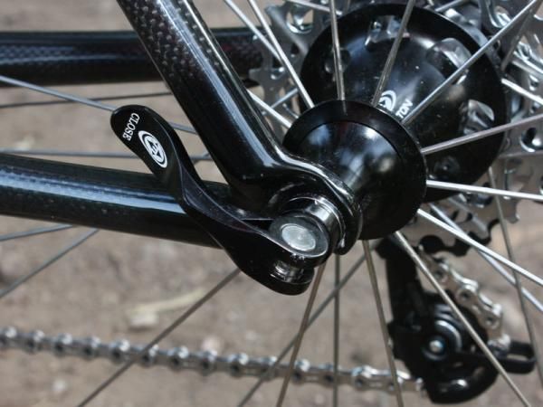 The Hakkalugi uses compression molded carbon fiber dropouts similar to those on the road-going Silk SL.