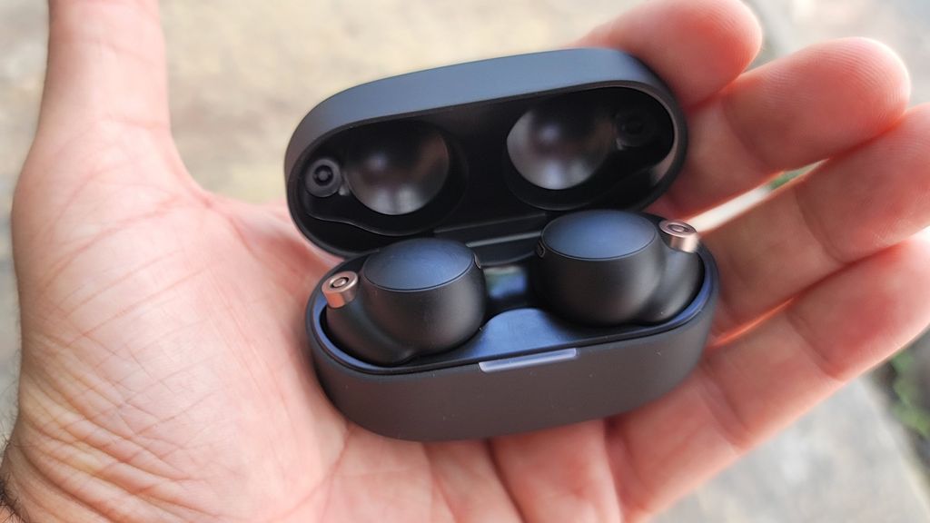 I test headphones and these 5 wireless earbuds have the best battery ...