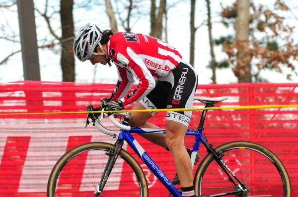 Natasha Elliot (Garneau Club Chasseurs) working to keep the leaders jersey