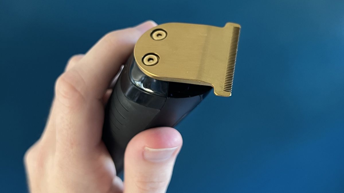 Remington T-Series razor in reviewer's hand