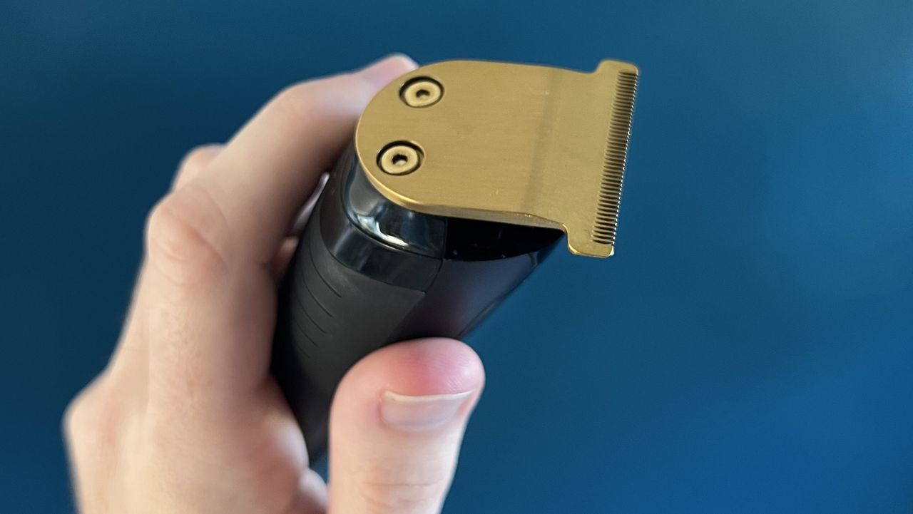 Remington T-Series razor in reviewer's hand