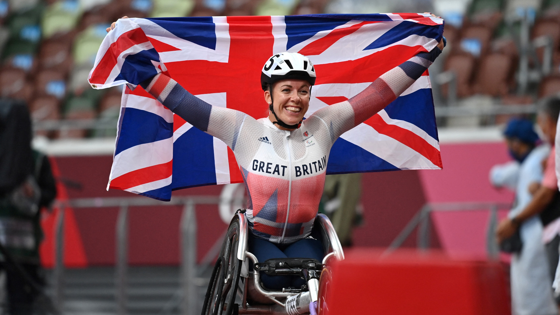 Hannah Cockcroft celebrates a win at the women's 800m (T33) final during the Tokyo 2020 Paralympic Games.