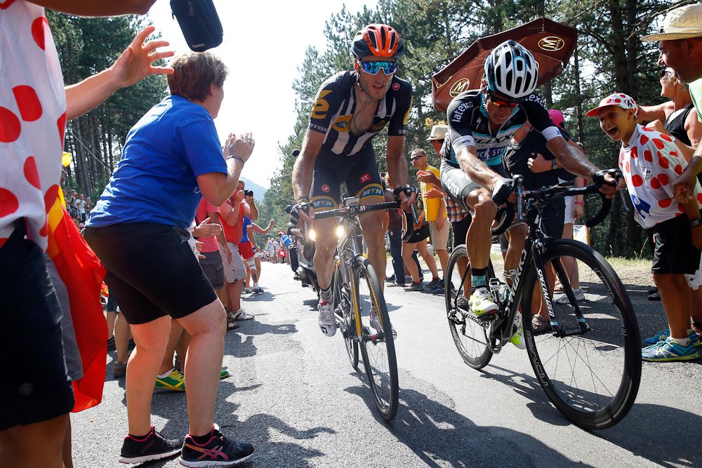 Steven Cummings attacks near the finish of stage 14.