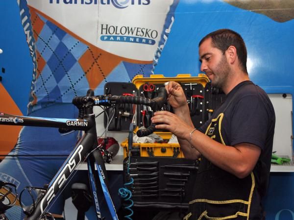 Inaki Goiburu wasn't satisfied with the rear brake feel so he opted to replace the cable - which took less than two minutes from start to finish.