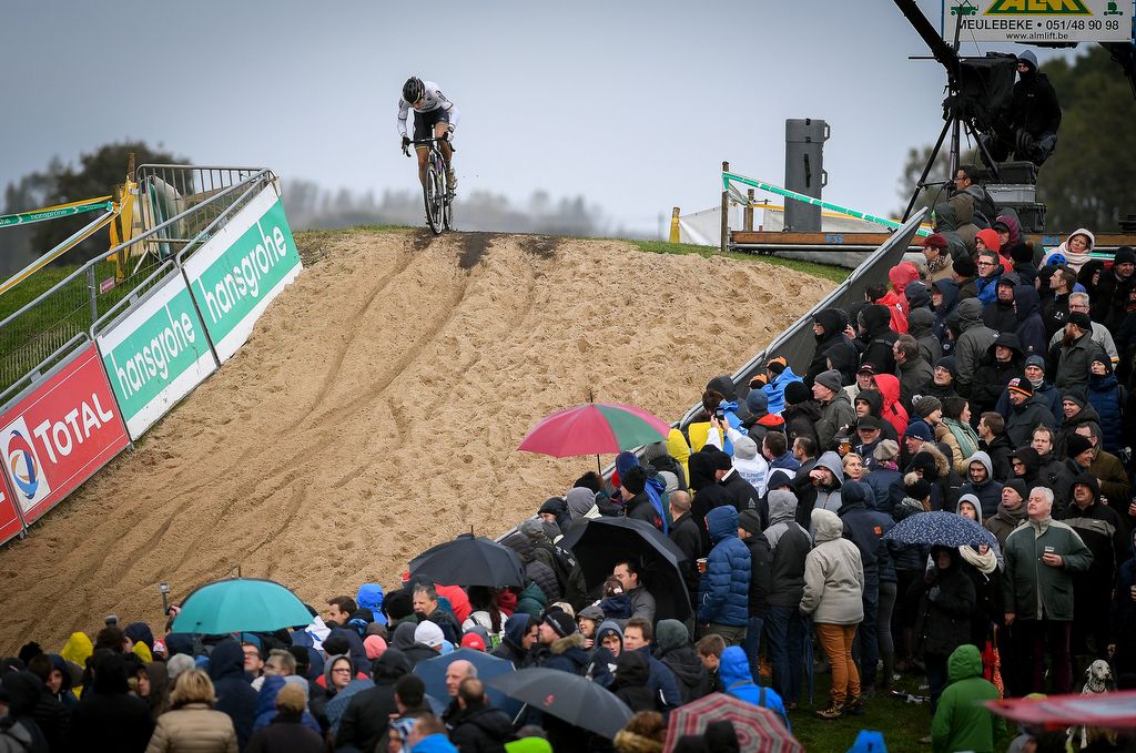 Wout Van Aert (Crelan-Vastgoedservice) chasing