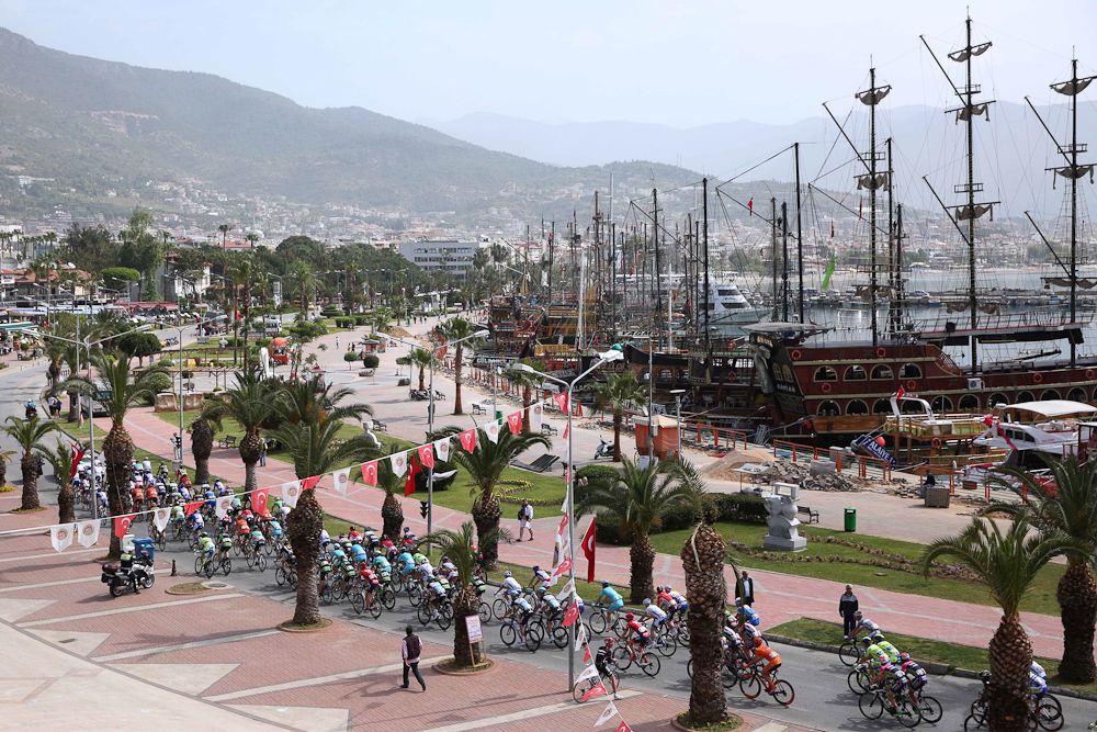 The peloton makes its way along the seaside.