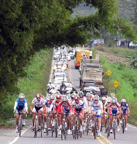 The peloton stays together during the stage.