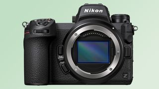 Nikon Z8 : une maquette de l'appareil prise de face avec un capteur plein format exposé
