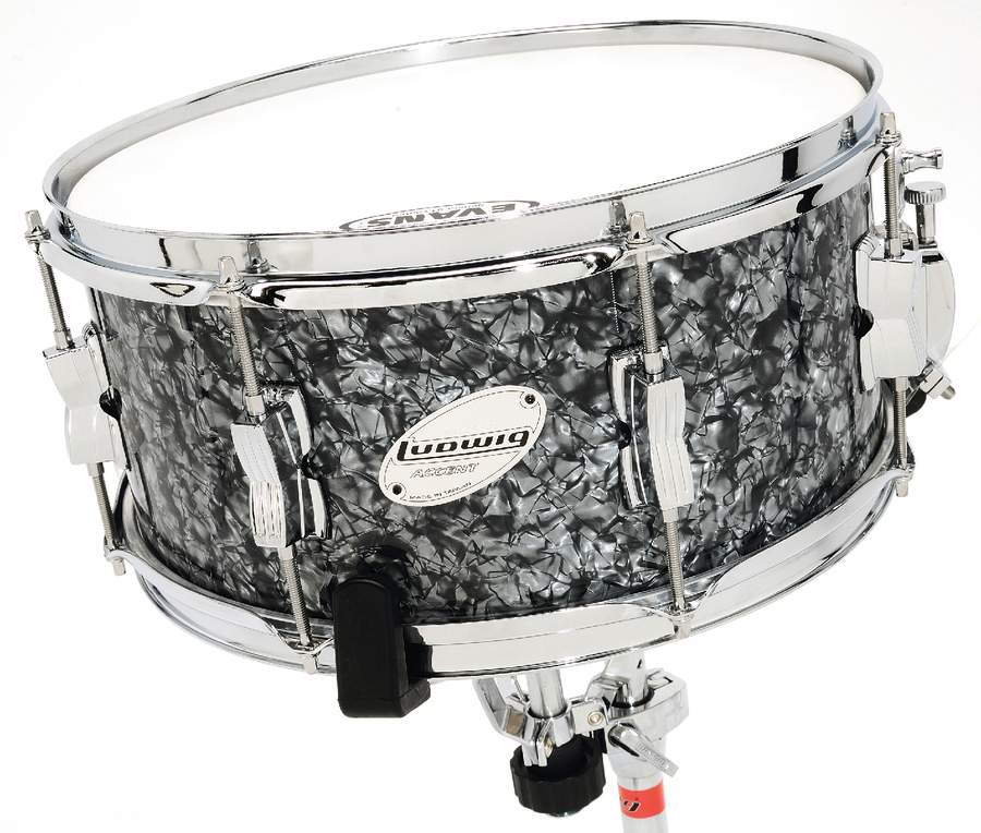 The 6 ½” deep wood shell snare has eight double-ended classic lugs with bridges for minimum shell contact