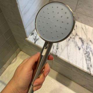 Hai shower head in blue in hand of our editor