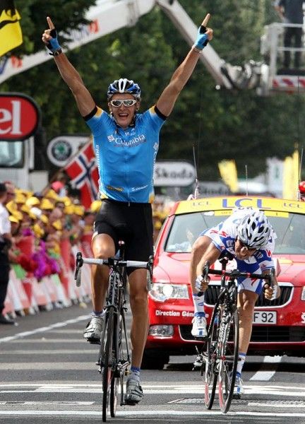 Marcus Burghardt (Team Columbia) powers home ahead of Spaniard Carlos Barredo (Quick Step).