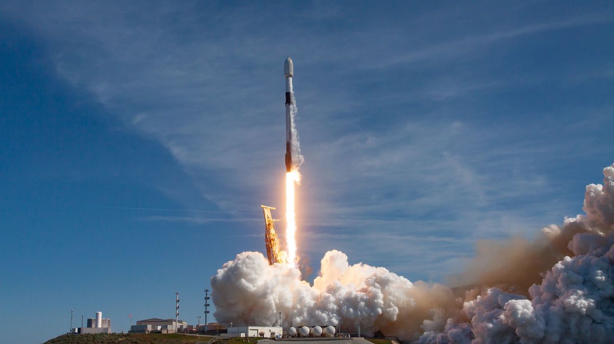 شاهد إطلاق صاروخ SpaceX Falcon 9 للتوقيت القياسي السادس عشر صباح الأحد