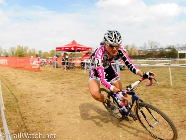 Natasha Elliot (Garneau Club Chaussure) on a fast straightaway.