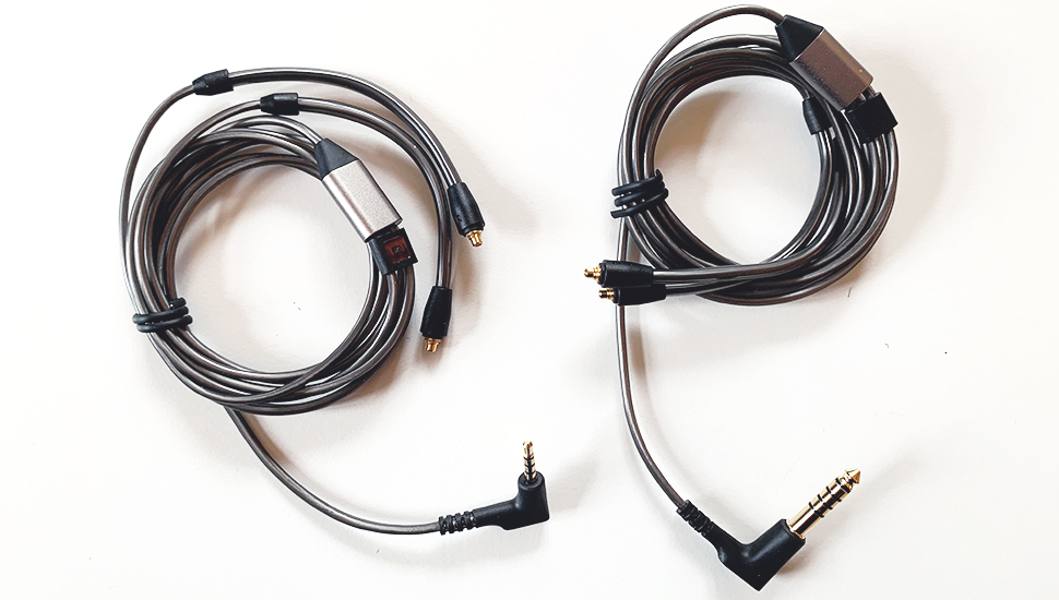 Sennheiser IE 900 Kabel liegen auf einem weißen Tisch