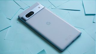 Google Pixel 7a review de nuevo notas adhesivas en ángulo