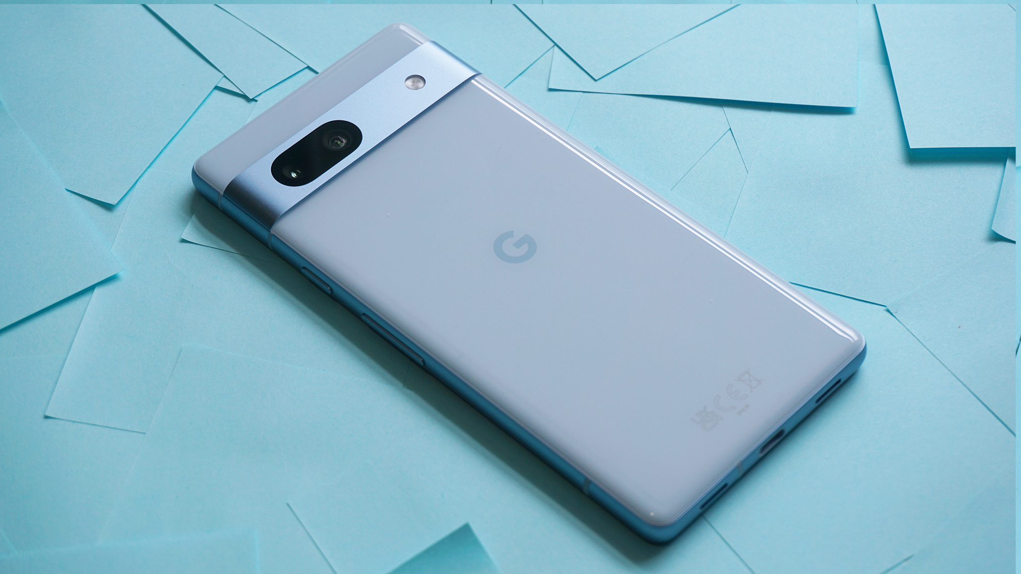 Google Pixel 7a revisa las notas adhesivas en ángulo posterior