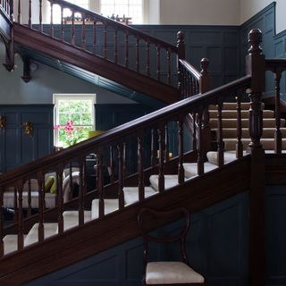 newel staircase with newel caps