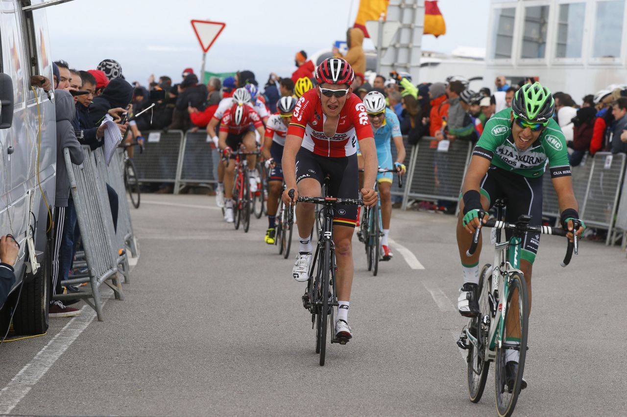 Tiesj Benoot (Lotto Soudal) comes in behind Hector Saez (Caja Rural)
