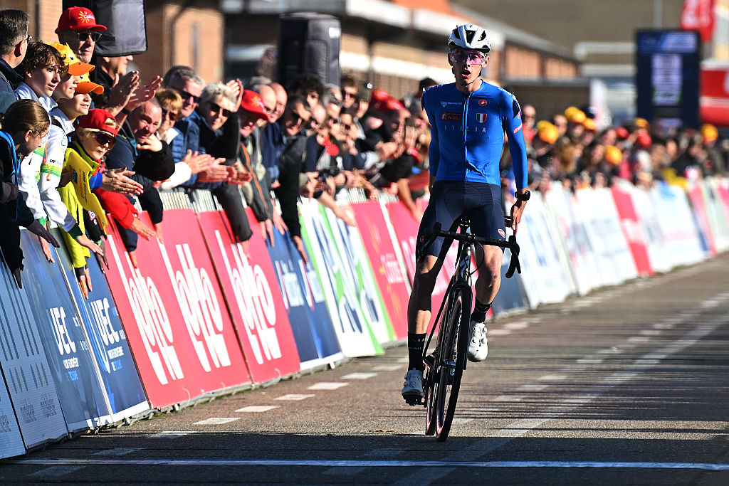 MIDDELKERKE, BELGIUM - NOVEMBER 09: Gold medalist Filippo Grigolini and Team Italy celebrates winning during the 23rd UEC European Cyclo-cross Championships 2025 - Men's Junior on November 09, 2025 in Middelkerke, Belgium. (Photo by Luc Claessen/Getty Images)