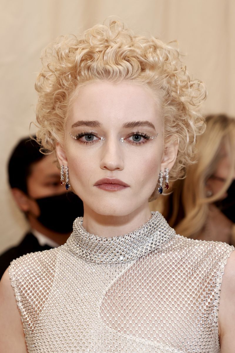 new york, new york september 13 julia garner attends the 2021 met gala celebrating in america a lexicon of fashion at metropolitan museum of art on september 13, 2021 in new york city photo by arturo holmesmg21getty images