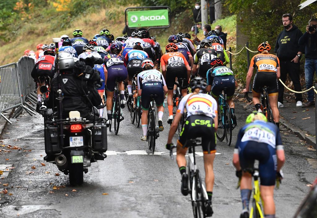 The pack of the main peloton at La Fleche Wallonne Feminine
