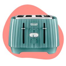 The best toaster, the De Longhi blue toaster on Ideal Home pink background