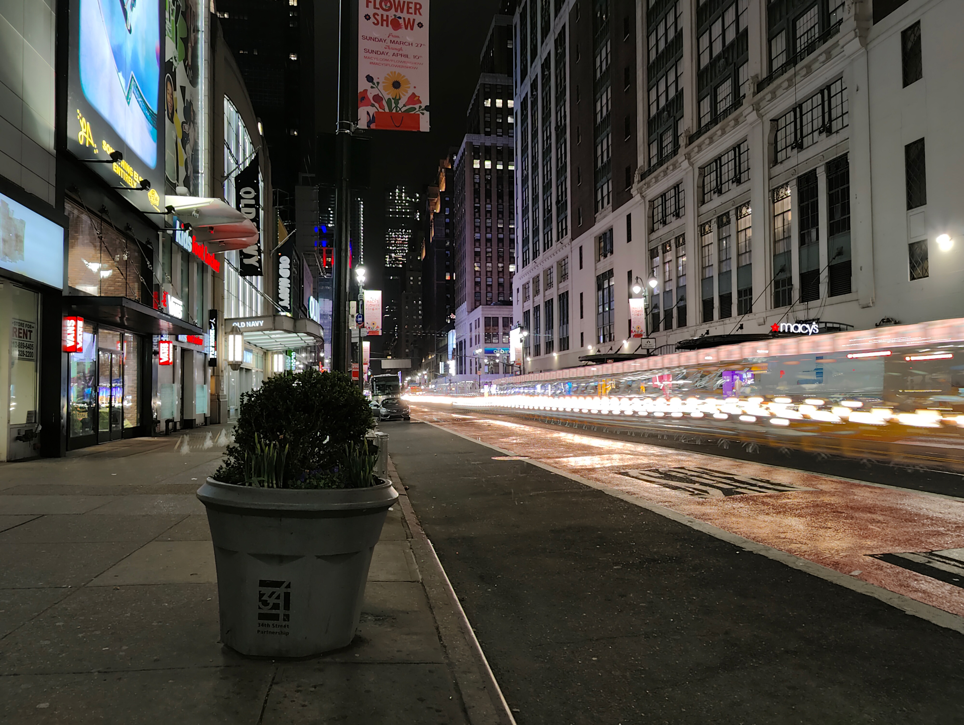 Escena callejera de larga exposición del OnePlus 10 Pro