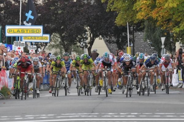 The sprint is in full swing with just under 100m to go.