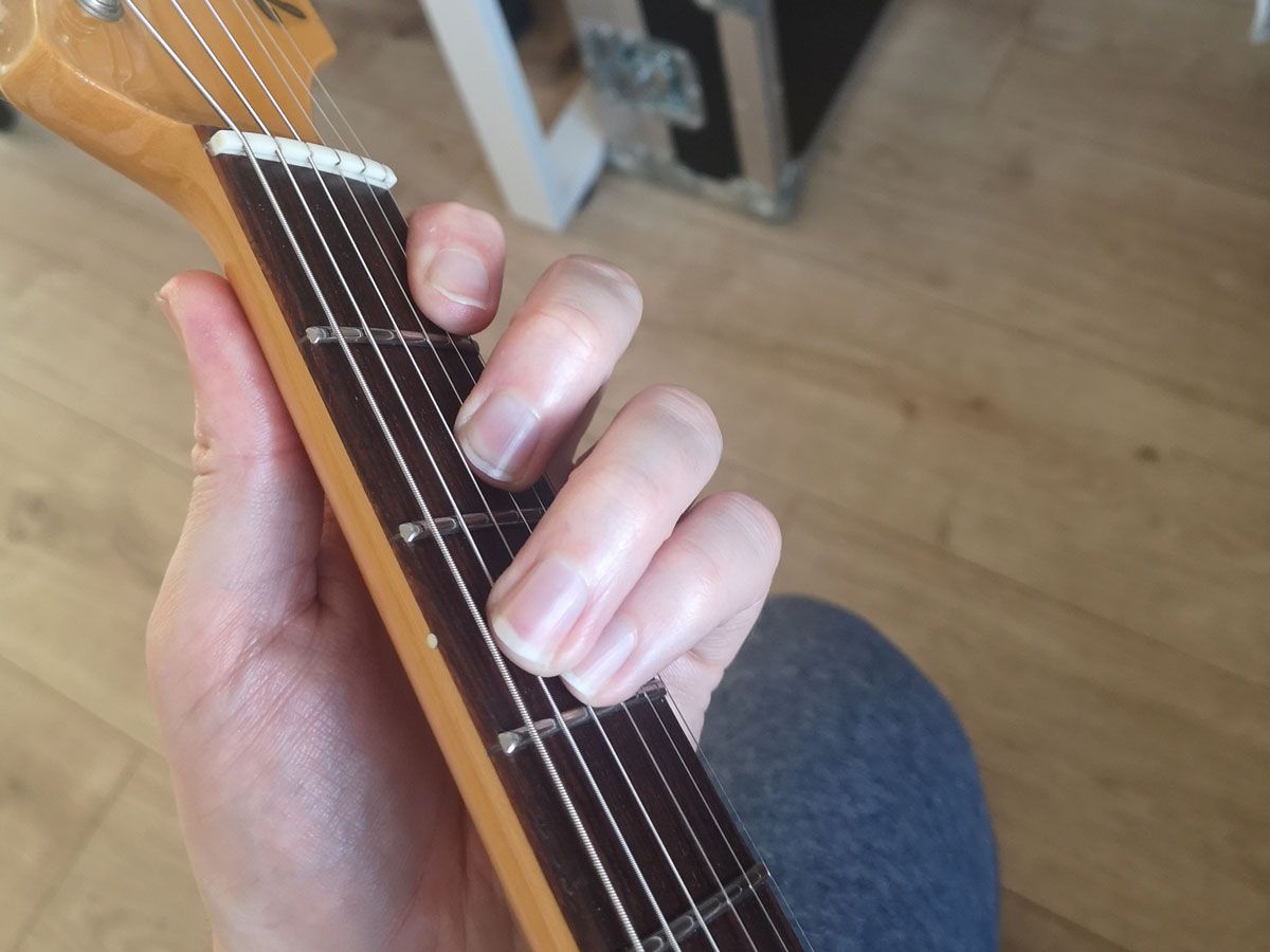 How to play the F chord on guitar