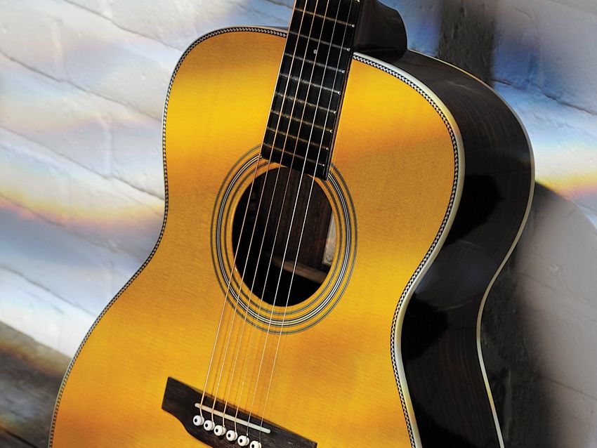 The RO-127 is constructed from some high-quality tonewoods.