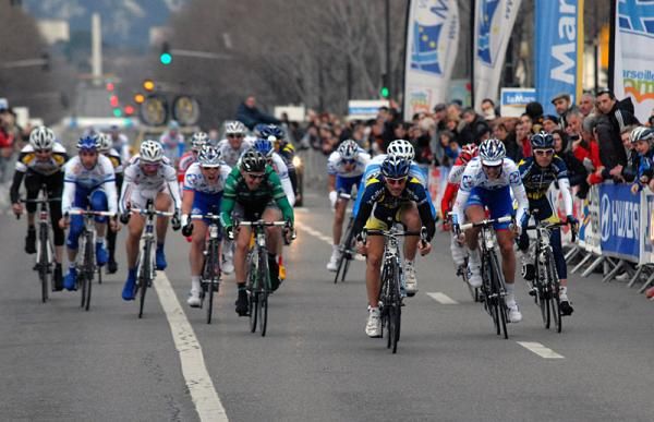Romain Feillu (Vacansoleil - DCM) would win the field sprint for third place.